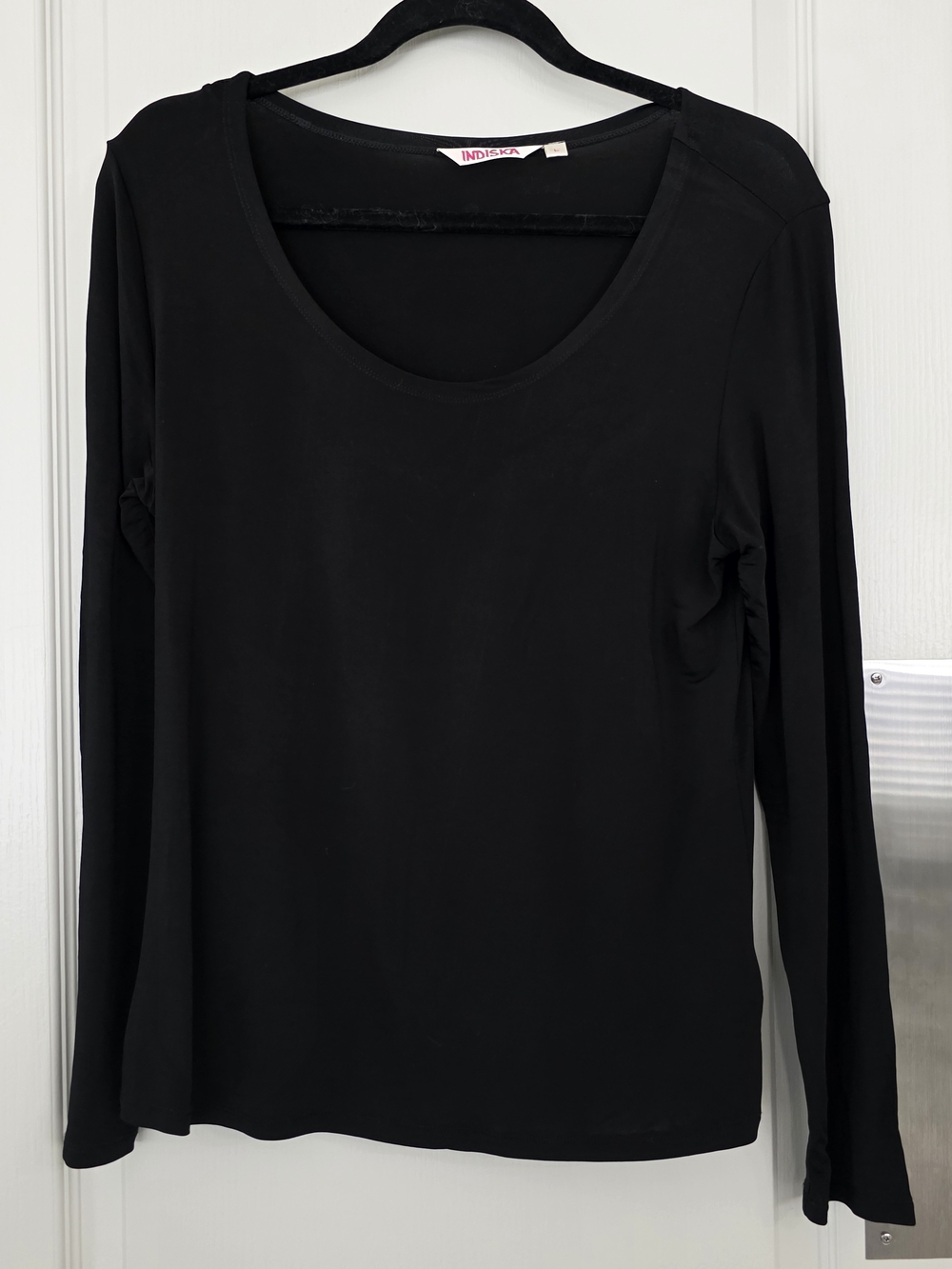 Black Long-Sleeve Scoop Neck Tee